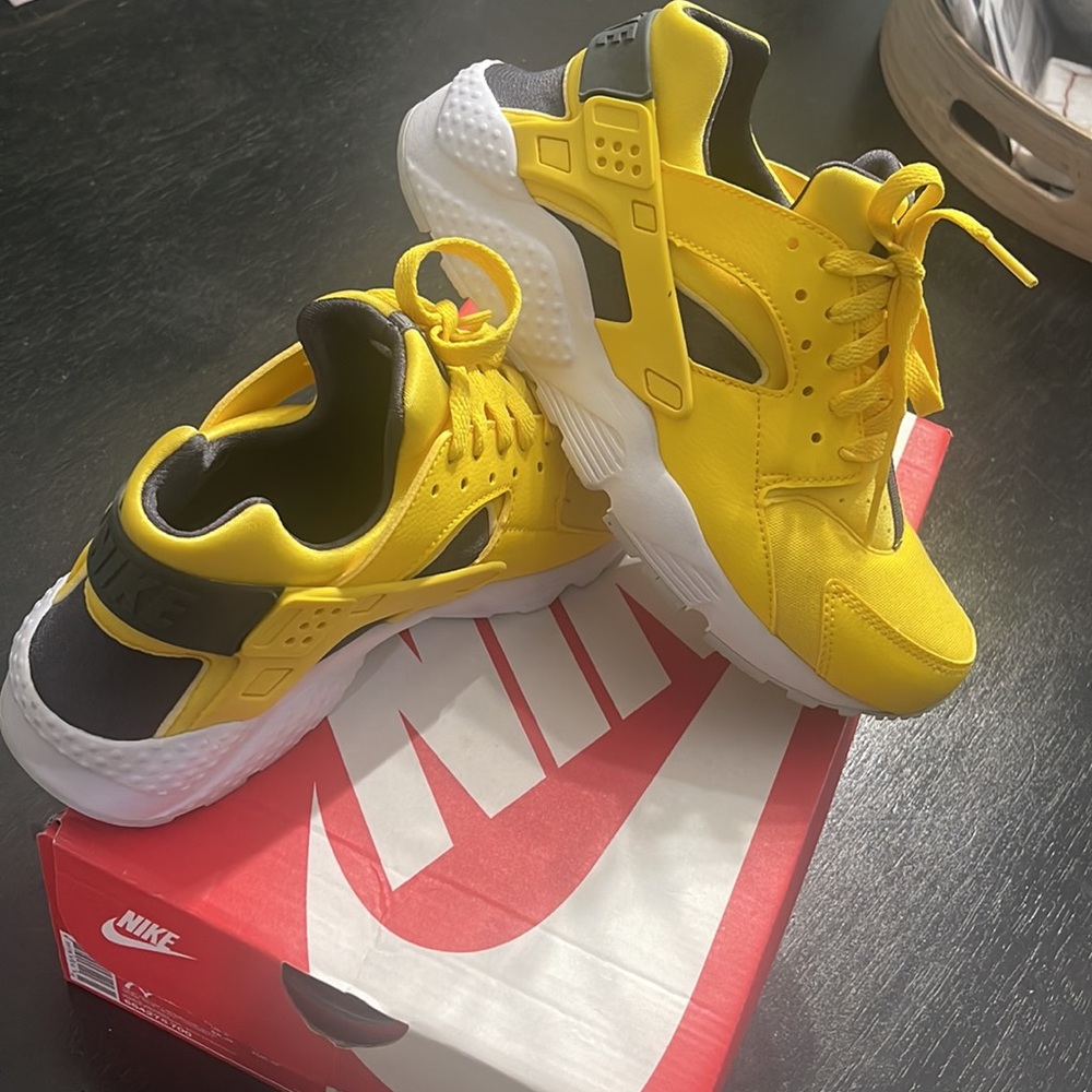 Nike Huarache Run (GS 7) only worn once, comfortable and in great condition!